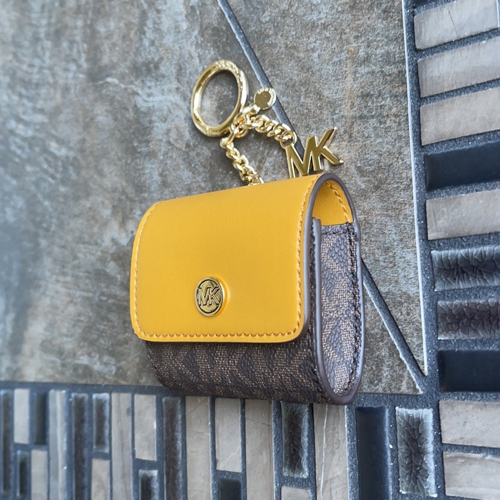 Michael Kors Jet Set Travel AirPod Case - Picture 2 of 16